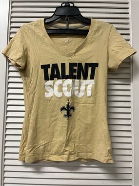 NFL MEDIUM Talent Scout Graphic V-Neck Tee in Light Gold
